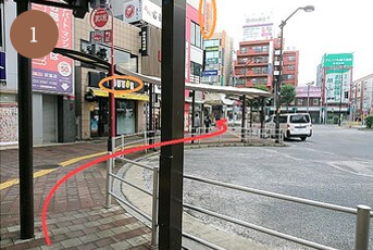 JR荻窪駅北口より出てきただき、正面のロータリーを歩道左側の交番の信号まで進んでください。