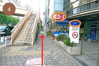 「みずほ銀行」と「宝くじ売り場」を通過してください。