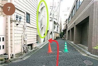 左2軒目ビルにサロンが入っています。